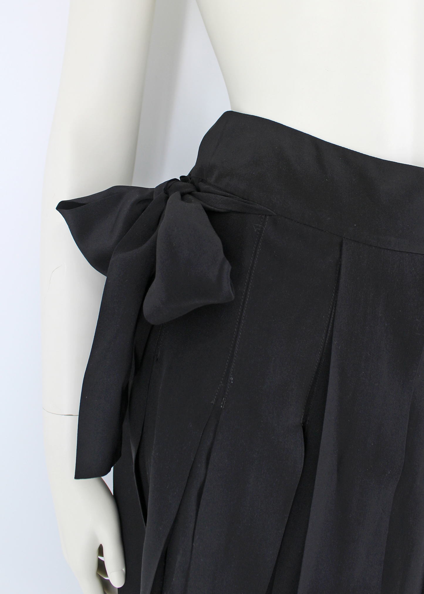 CHANEL 2001 Black Silk Bow-Tie Pleated Mini Skirt